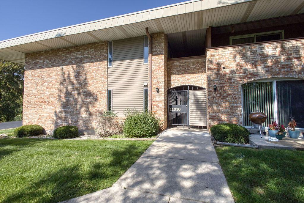 11910 W Mill Rd #APT 6, Milwaukee, WI 53225