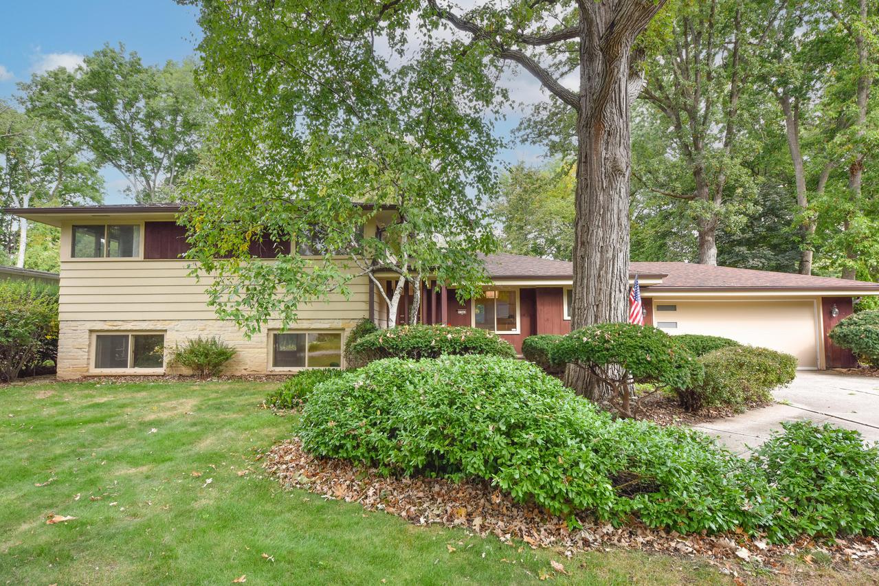 2342 W Acacia Rd, Glendale, WI 53209