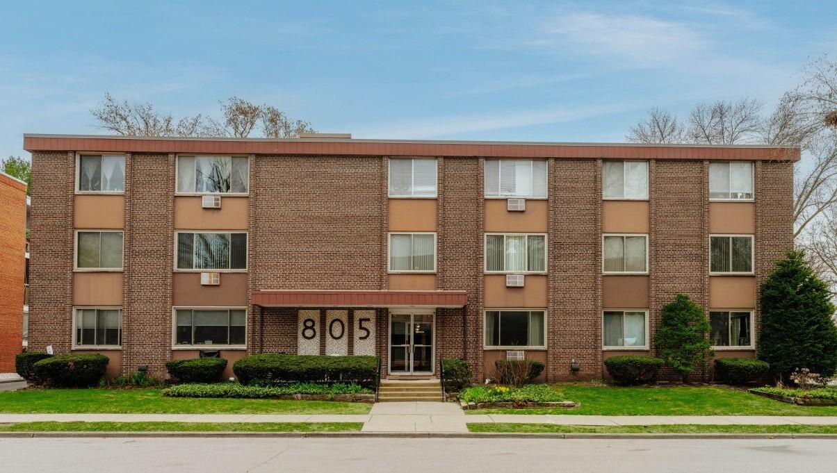805 E Henry Clay St #206, Whitefish Bay, WI 53217