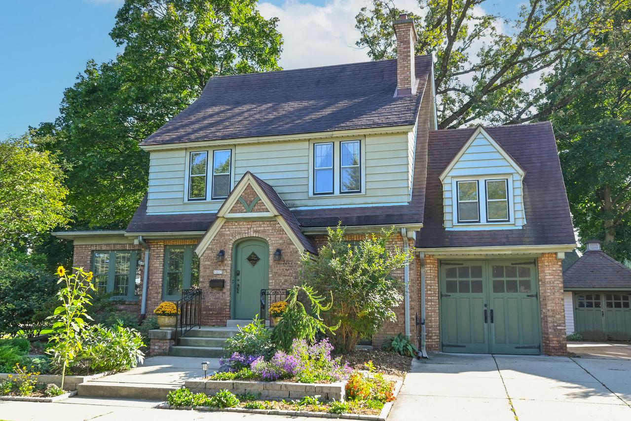 8809 W Stickney Ave, Wauwatosa, WI 53226