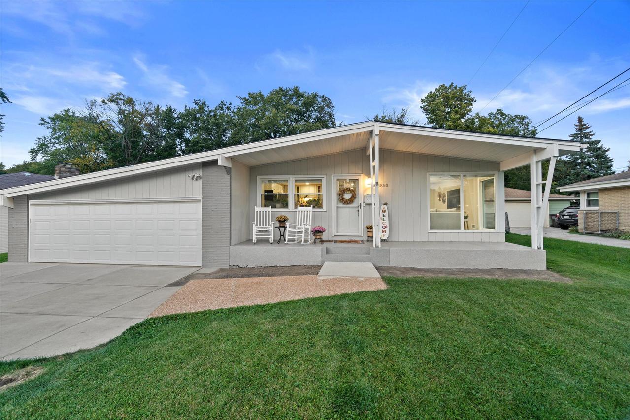 5850 N Witte Ln, Glendale, WI 53209
