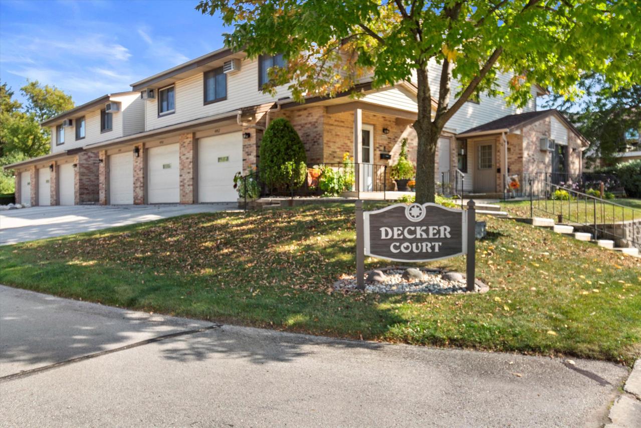 4442 S Greenridge Cir, Greenfield, WI 53220