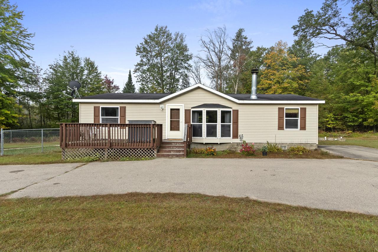 W4978 Lulu Ct, Wescott, WI 54166