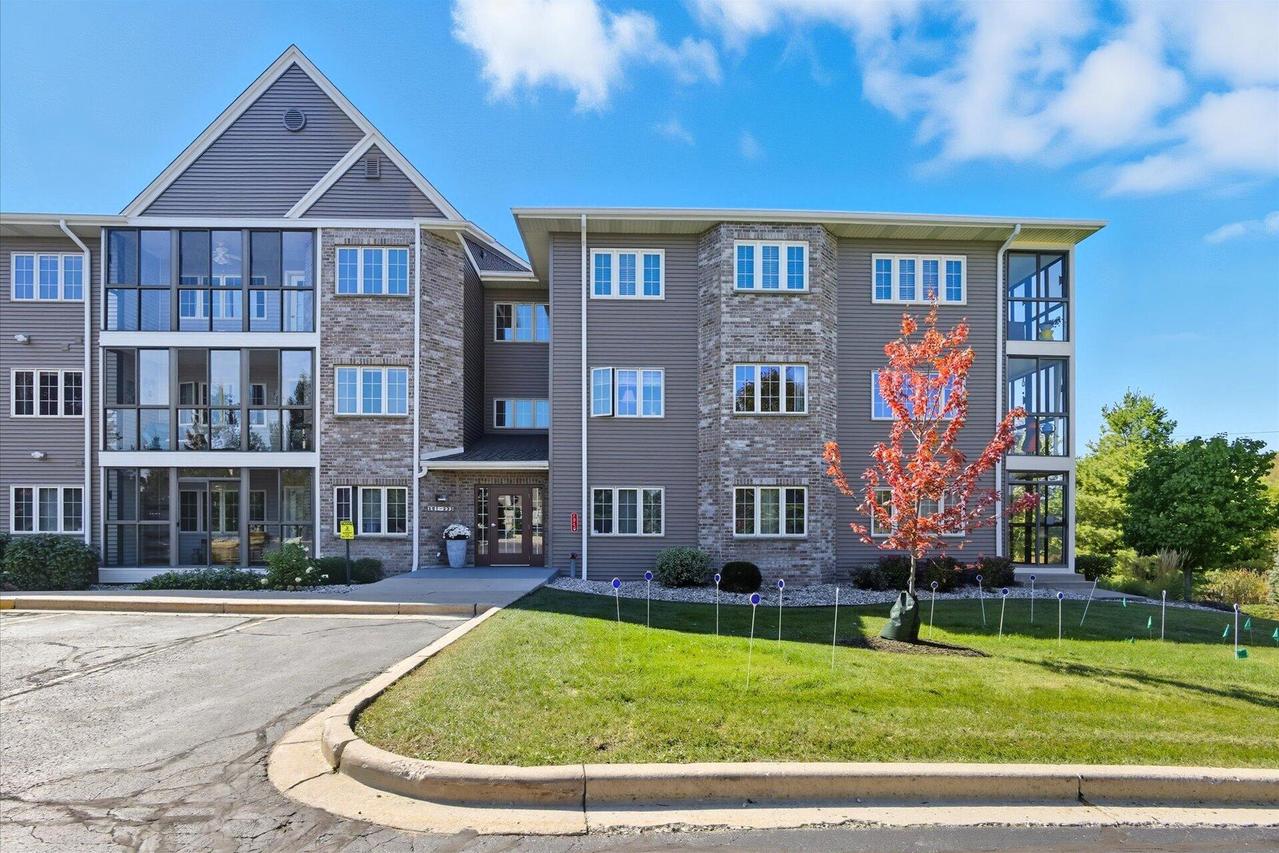 201 Oconomowoc Pkwy, Oconomowoc, WI 53066