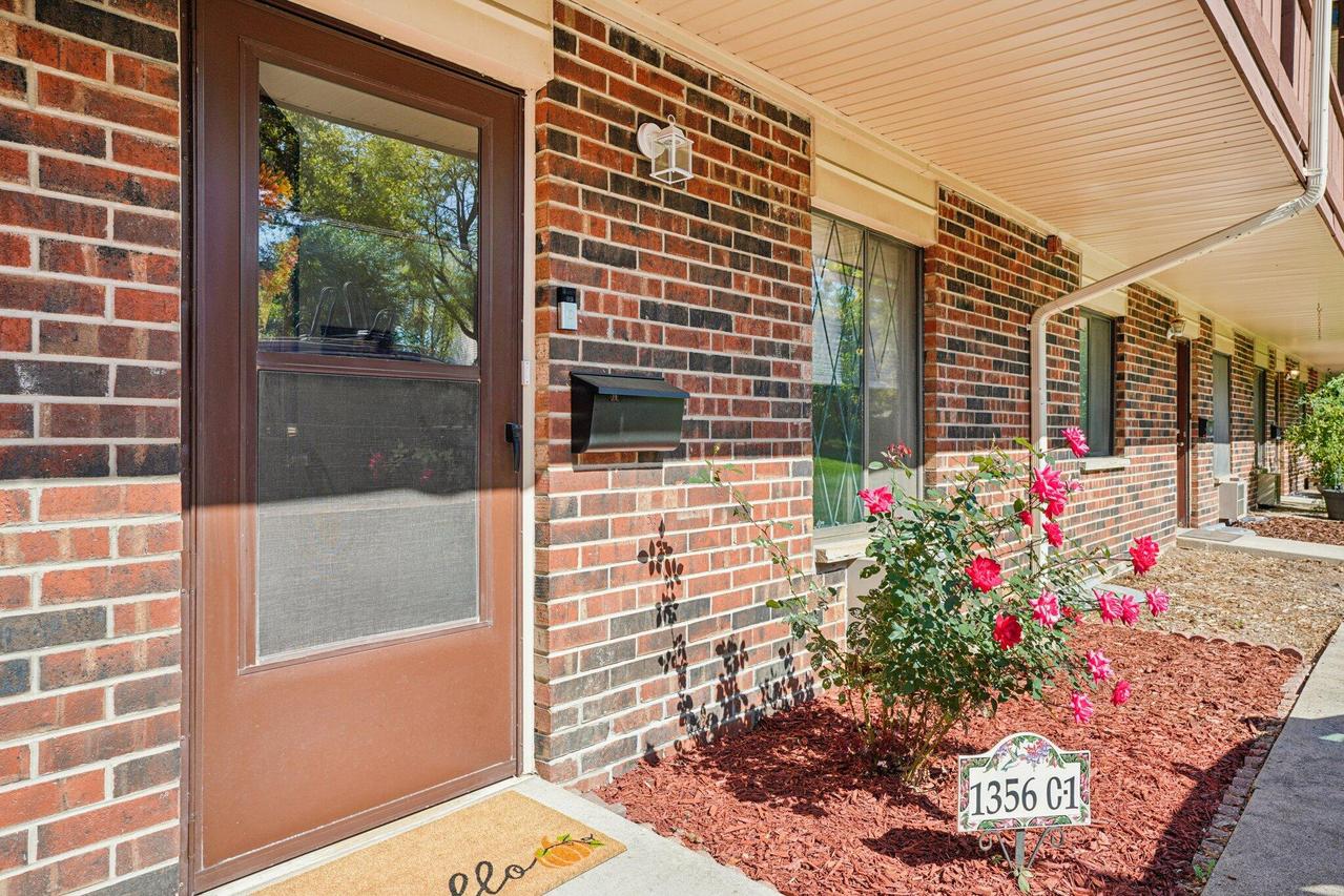 1356 Greenhedge Rd #C1, Pewaukee, WI 53072