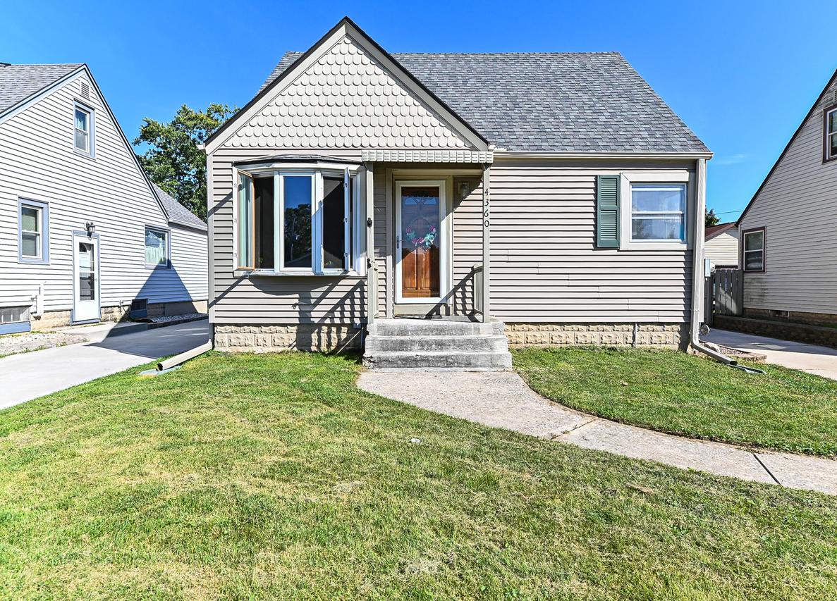 4360 S 46th St, Greenfield, WI 53220