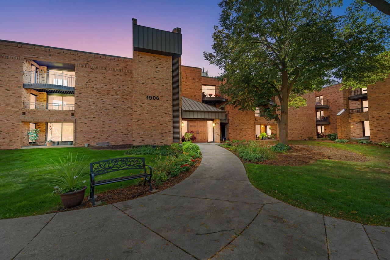 1906 E Shorewood Blvd #255, Shorewood, WI 53211