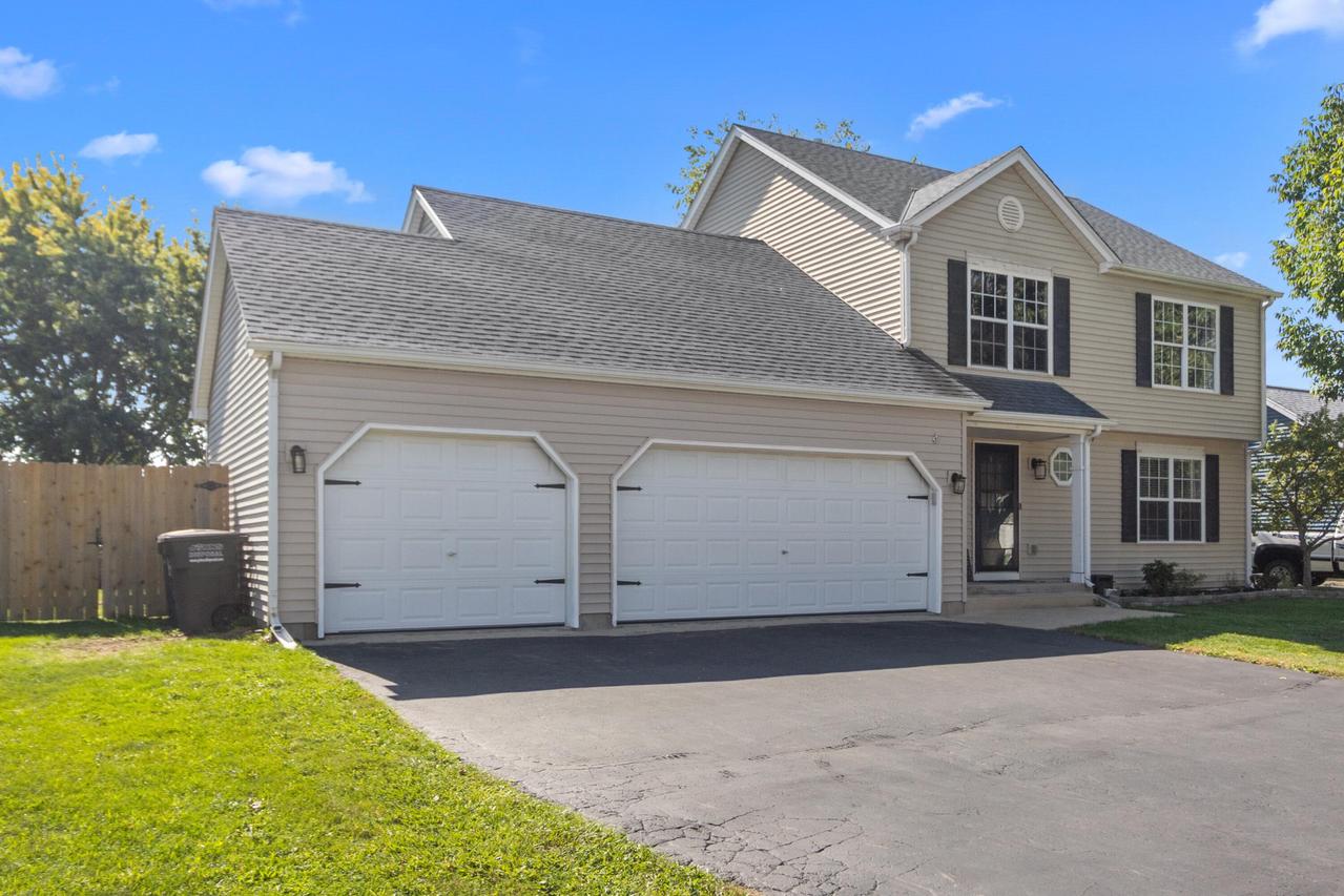855 Hunters Ridge, Genoa City, WI 53128
