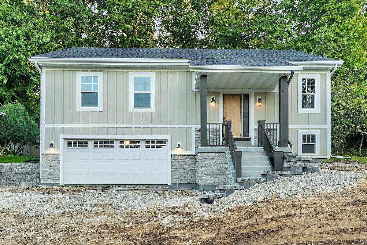 624 S Kettle Moraine Dr, Slinger, WI 53086