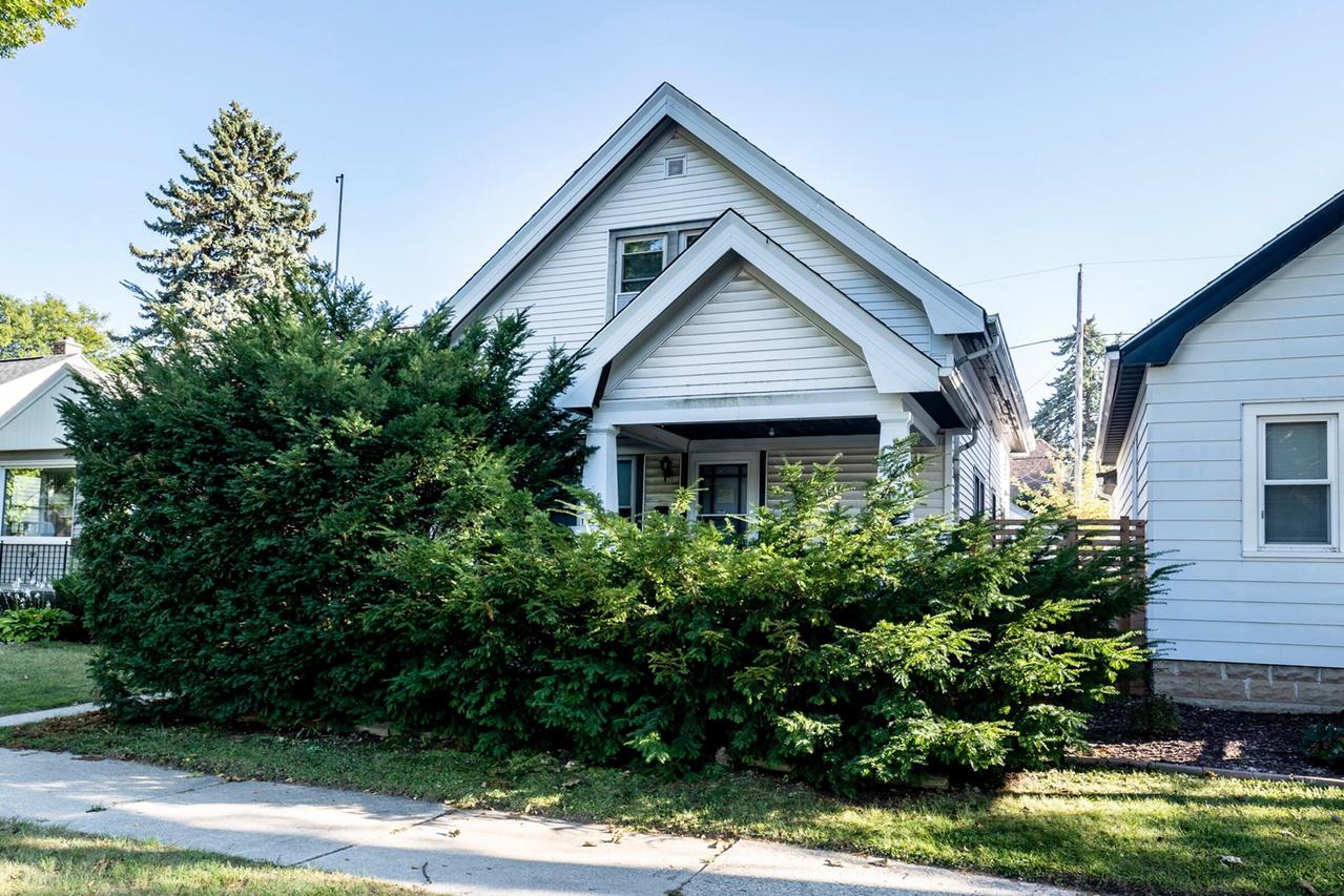 1005 E Holt Ave, Milwaukee, WI 53207