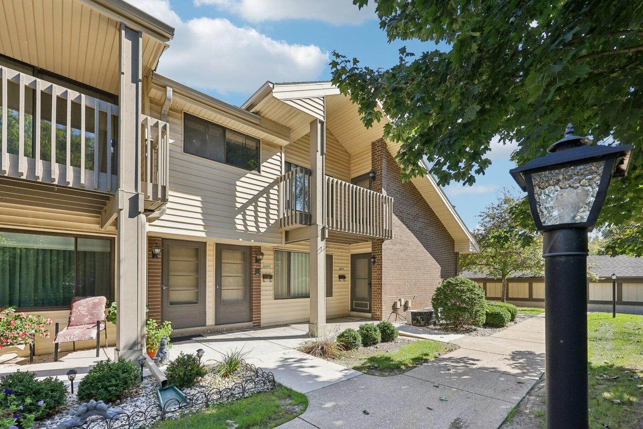 1657 S Carriage Ln, New Berlin, WI 53151