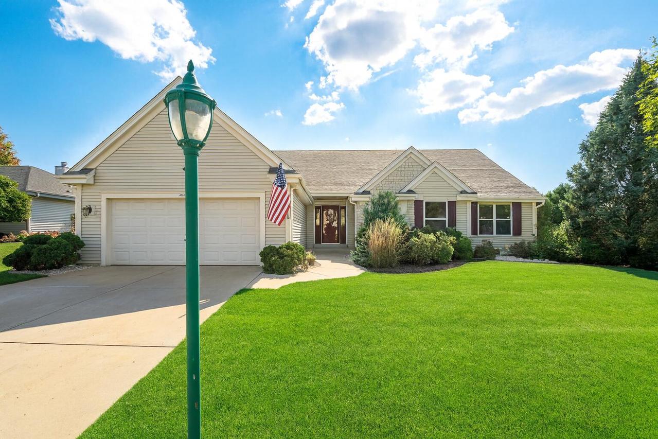 660 Cherrywood Dr, Waterford, WI 53185