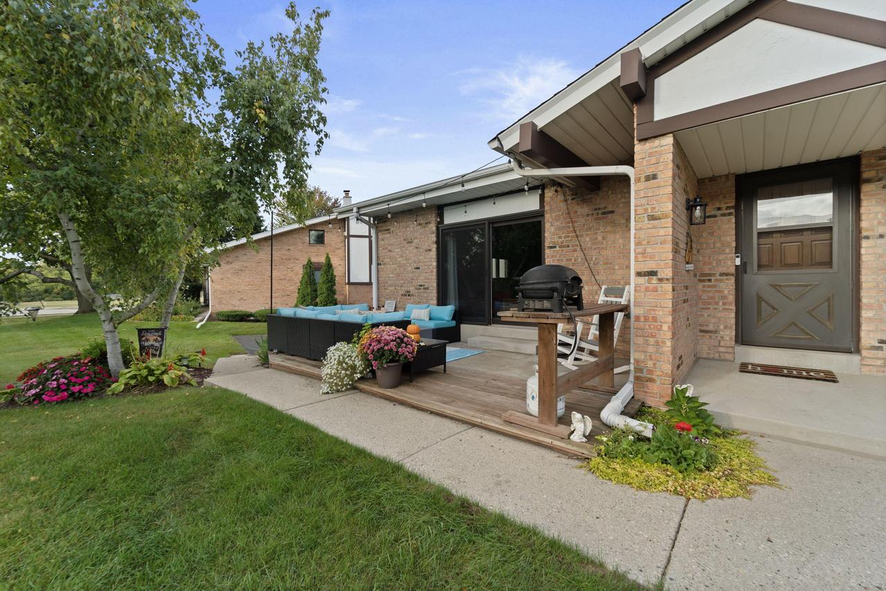 W54N114 Mckinley Ct, Cedarburg, WI 53012