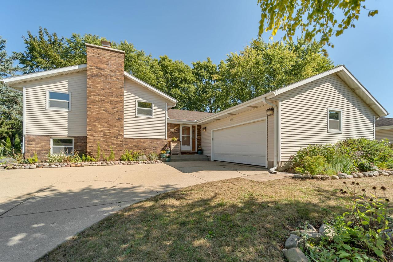 1041 Bluebird Ln, Union Grove, WI 53182
