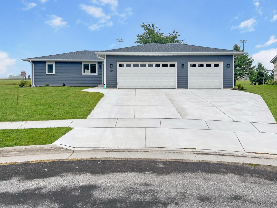 525 Washington Cir, Oostburg, WI 53070