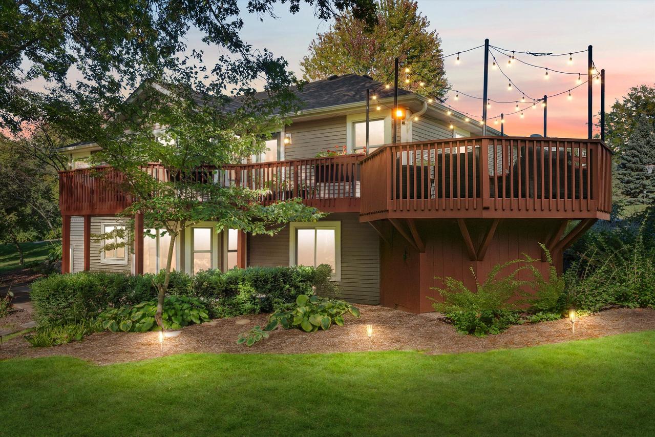 S77W29967 Crossgate Dr, Mukwonago, WI 53149