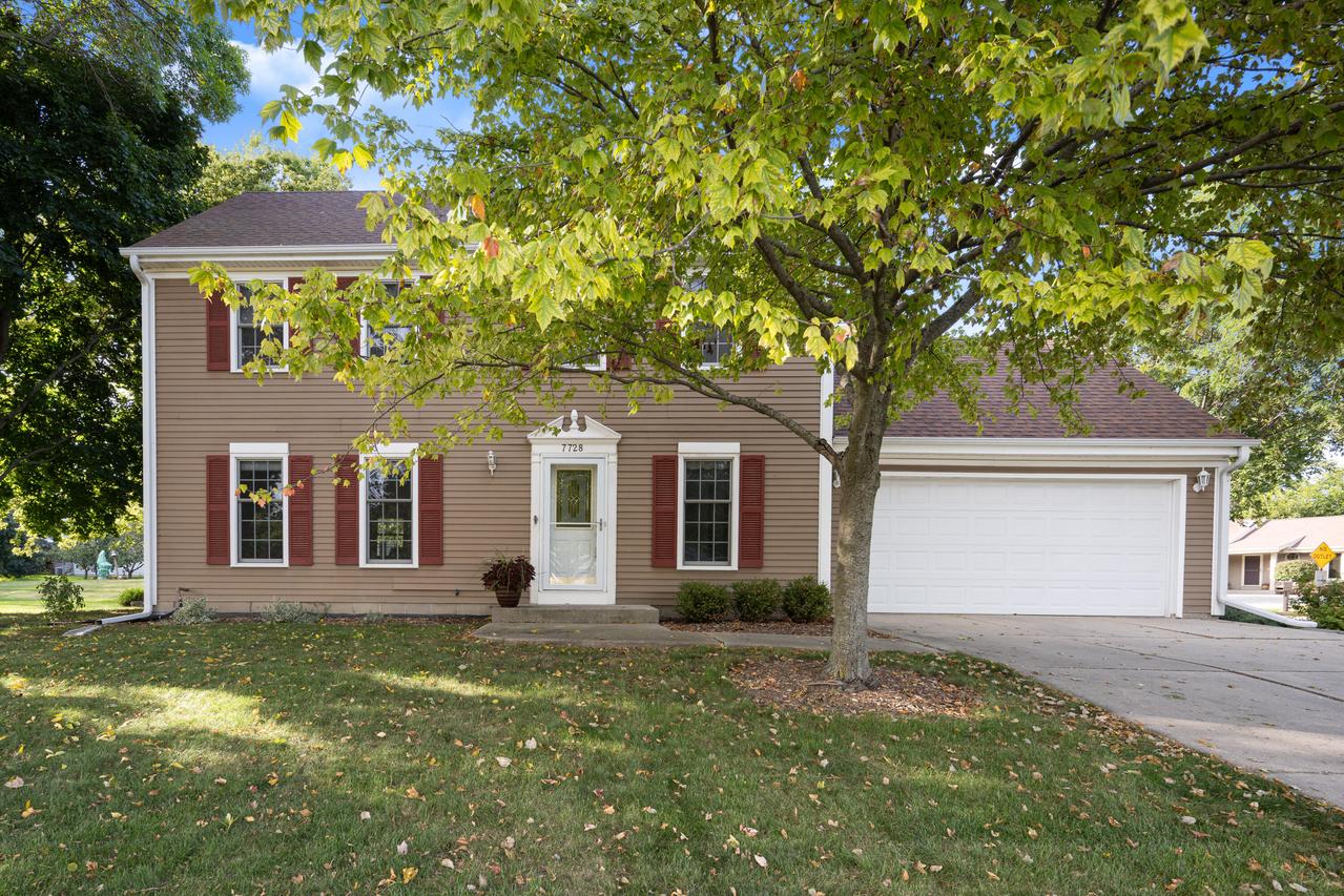 7728 W Imperial Dr, Franklin, WI 53132