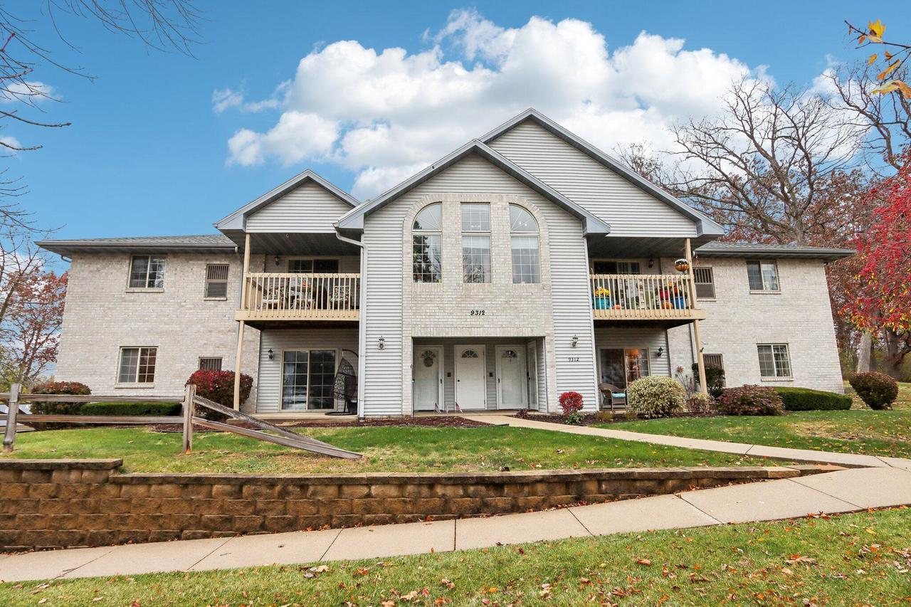 9312 W Loomis Rd #4, Franklin, WI 53132