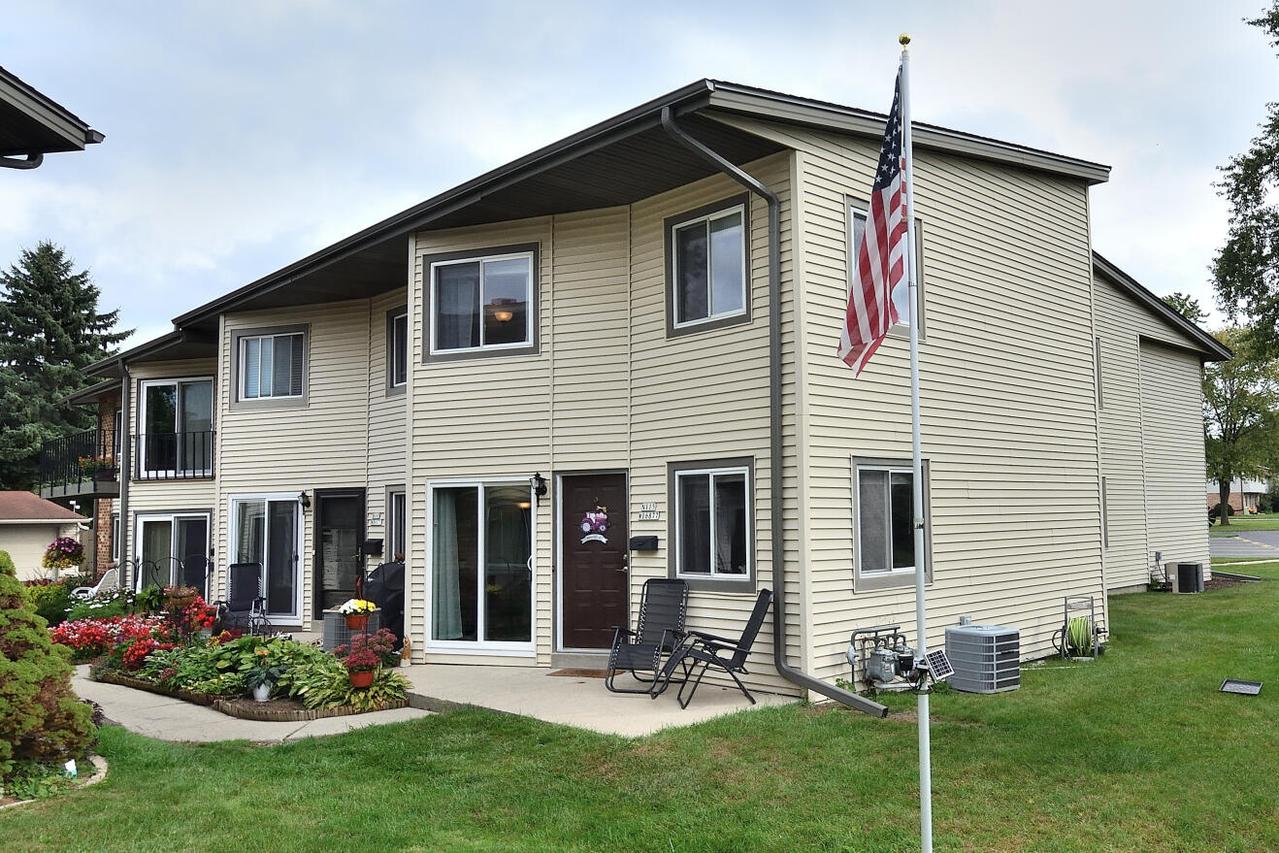 N115W16877 El Camino Dr, Germantown, WI 53022