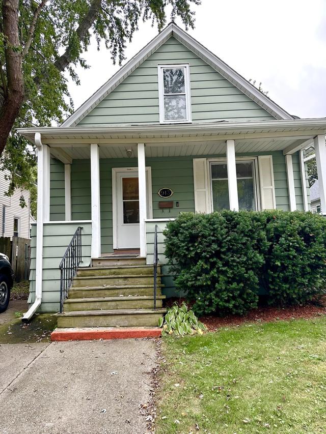 913 69th St, Kenosha, WI 53143