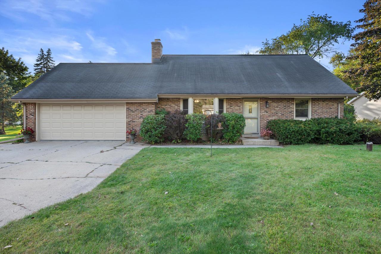 W232S8755 Edgewood Ct, Big Bend, WI 53103
