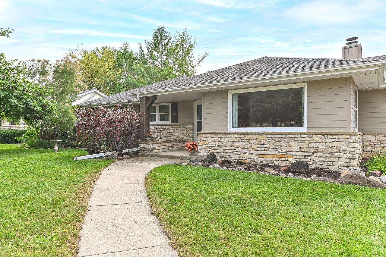 341 Macarthur Dr, Mukwonago, WI 53149