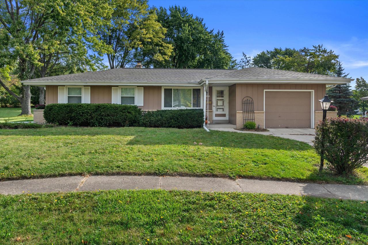 5550 Oakwood Ct, Greendale, WI 53129