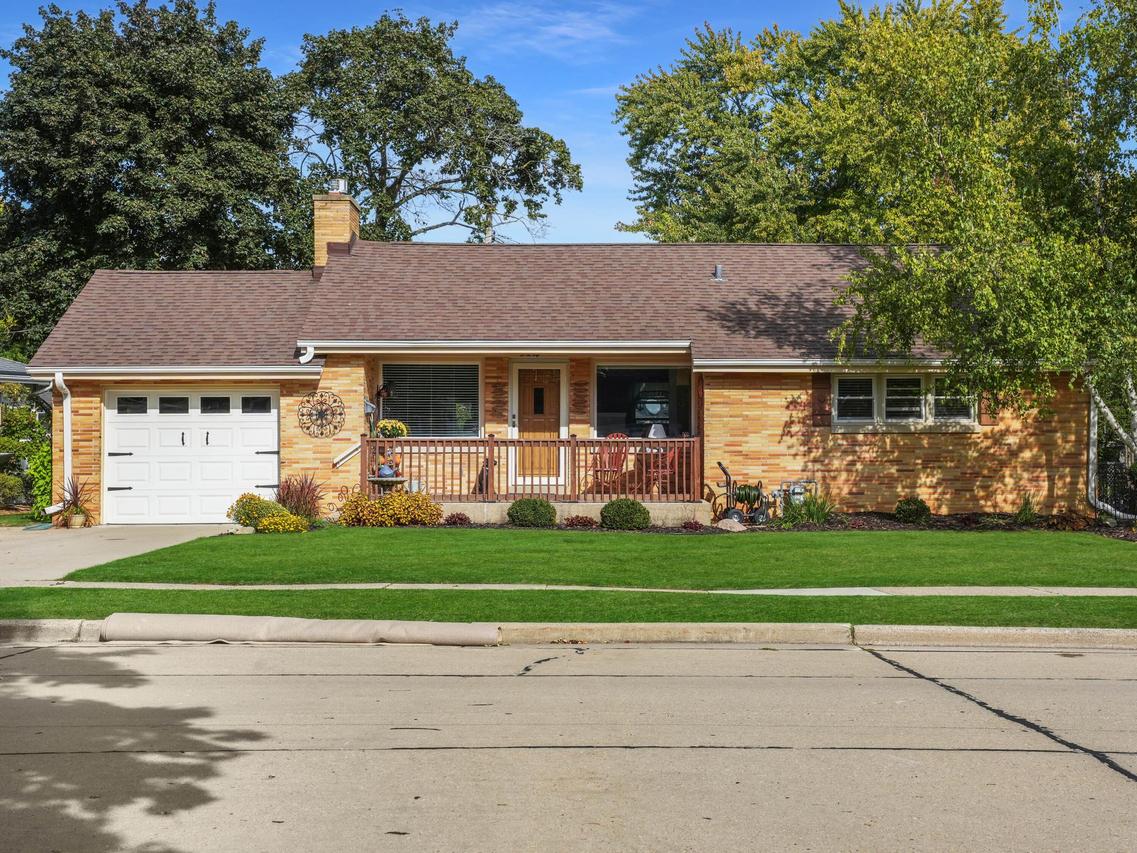 315 Merrie Ln, Racine, WI 53405