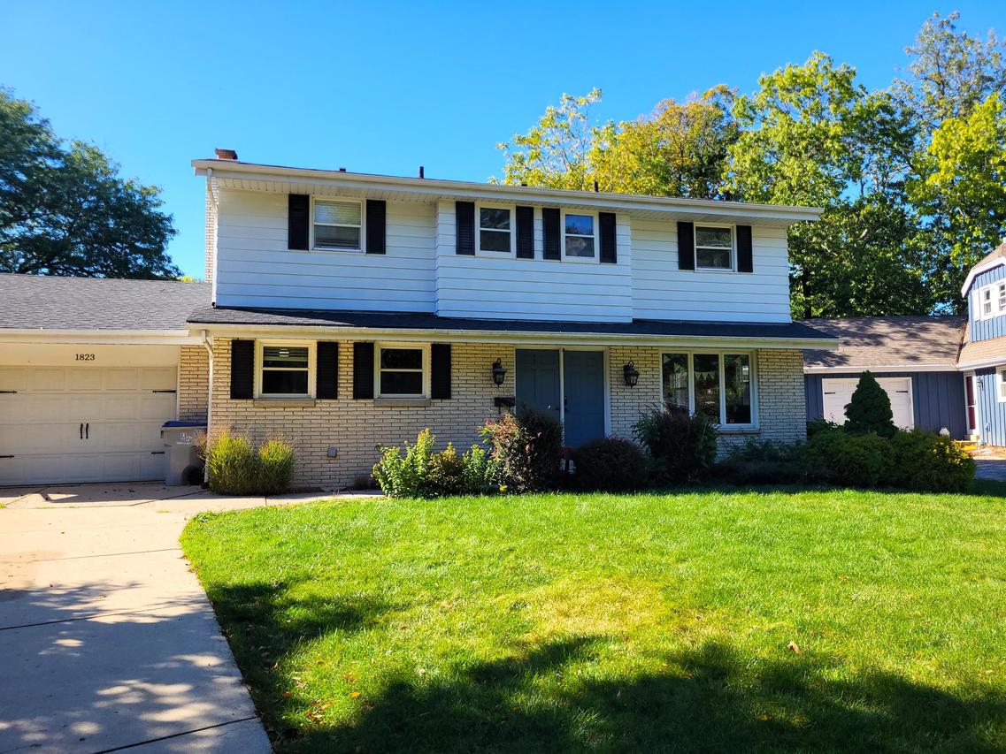 1823 W Holmes Ct, Milwaukee, WI 53221