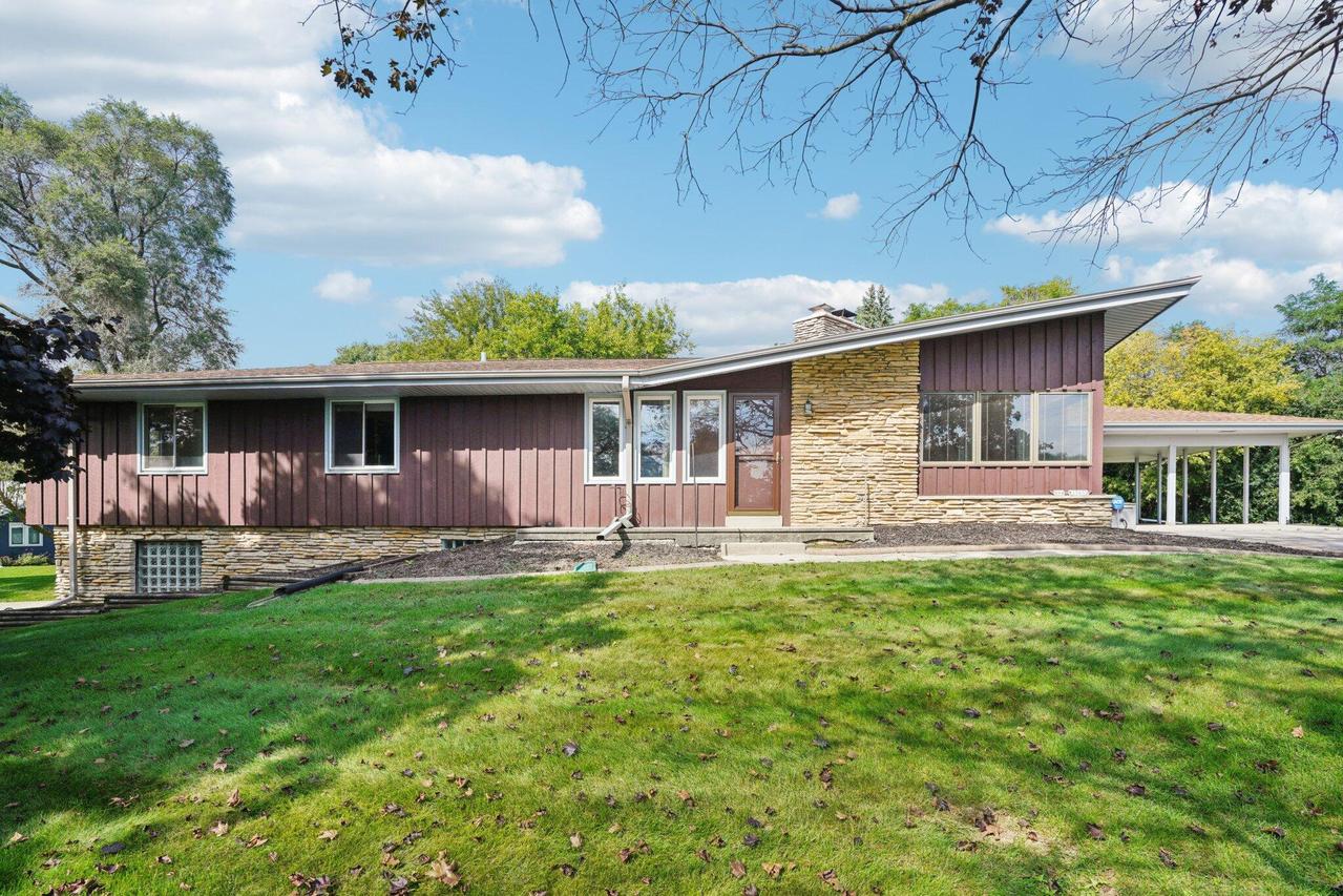 N94W15652 Ridgeview Dr, Menomonee Falls, WI 53051