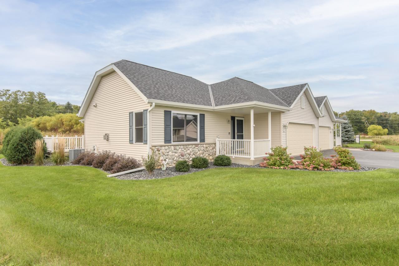 296 Oconomowoc Pkwy, Oconomowoc, WI 53066