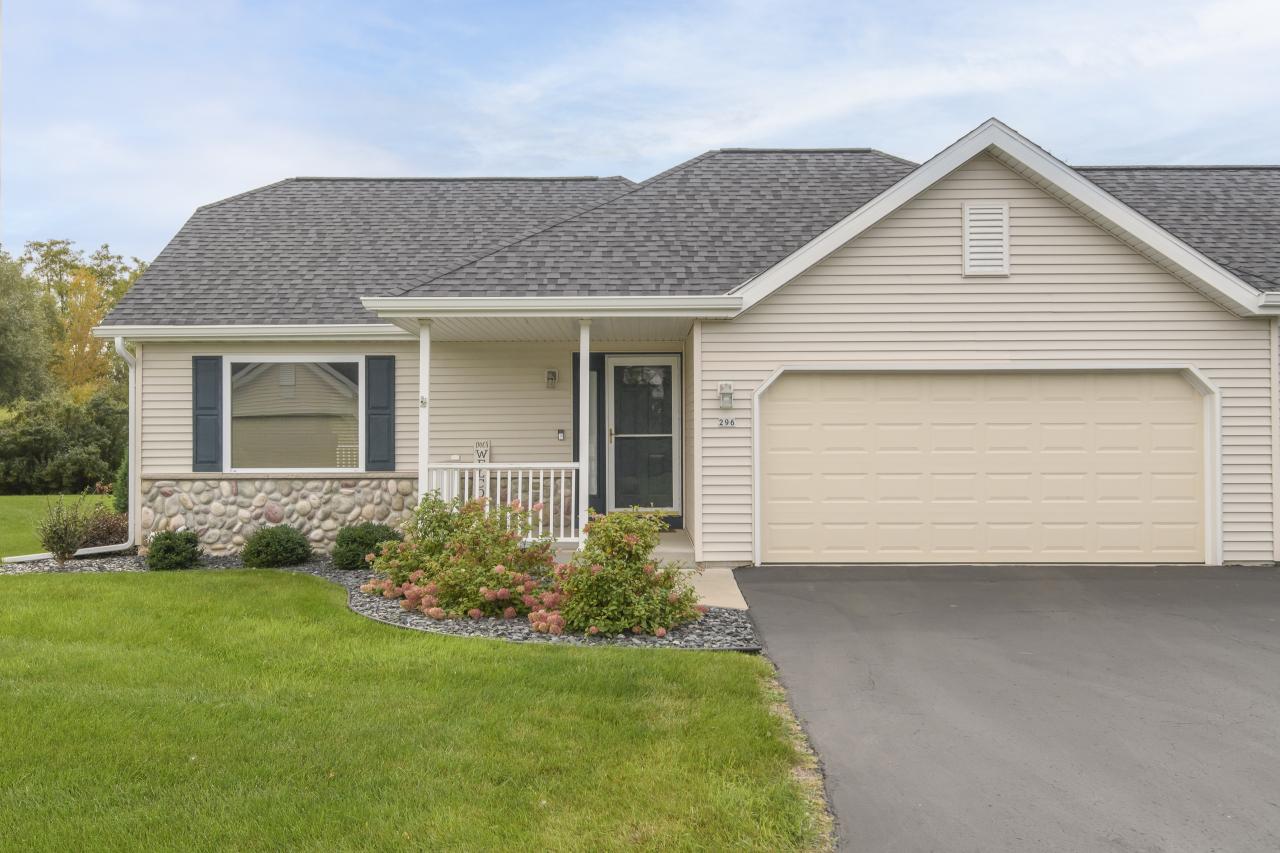 296 Oconomowoc Pkwy, Oconomowoc, WI 53066