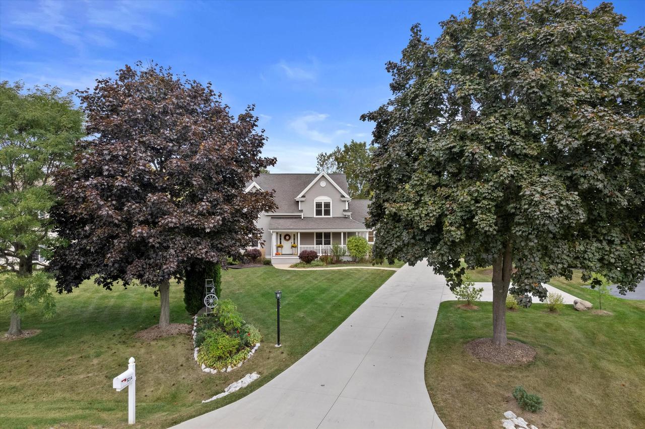 5214 W Elmdale Ct, Mequon, WI 53092