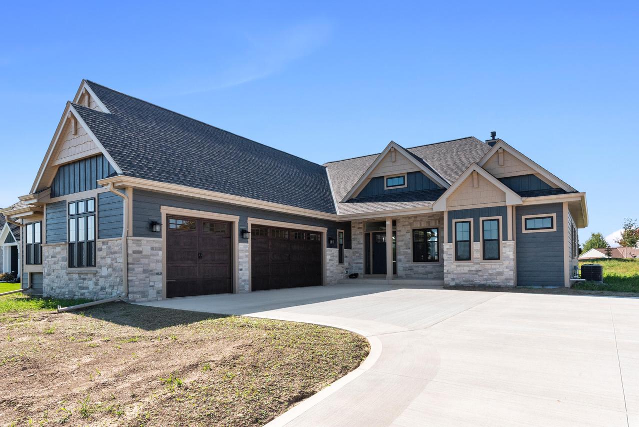 325 Sandstone St, Slinger, WI 53086