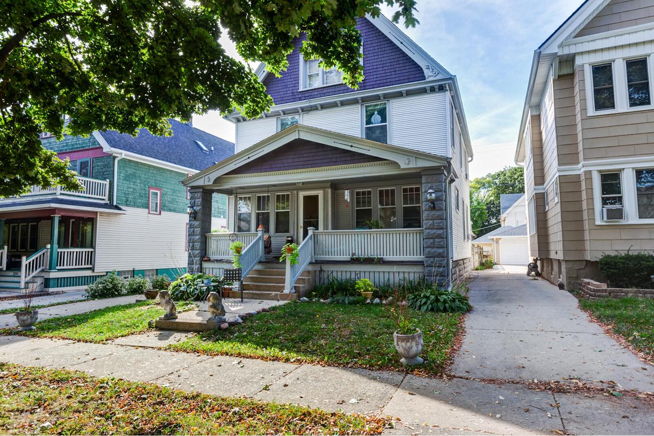 2249 N 61st St, Wauwatosa, WI 53213