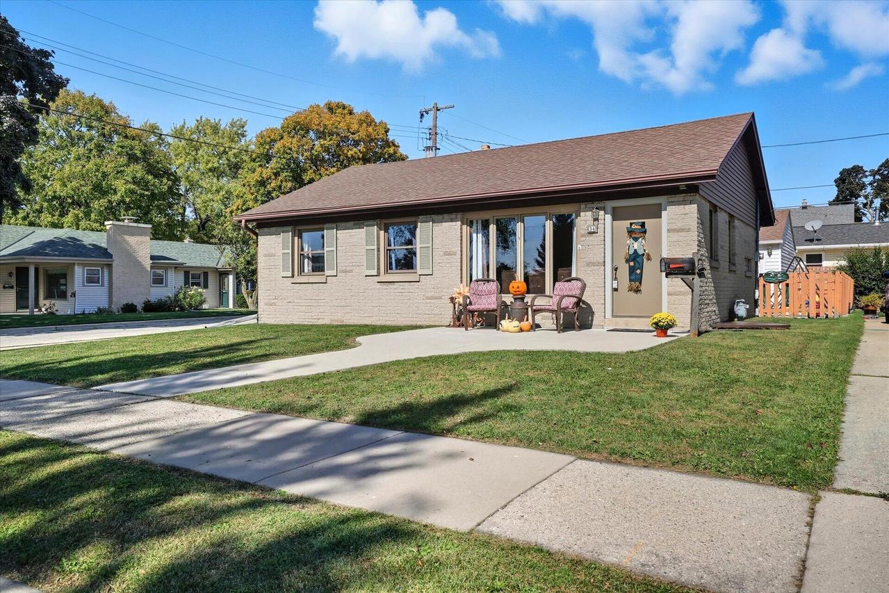 36 W Lincoln Ave, Hartford, WI 53027