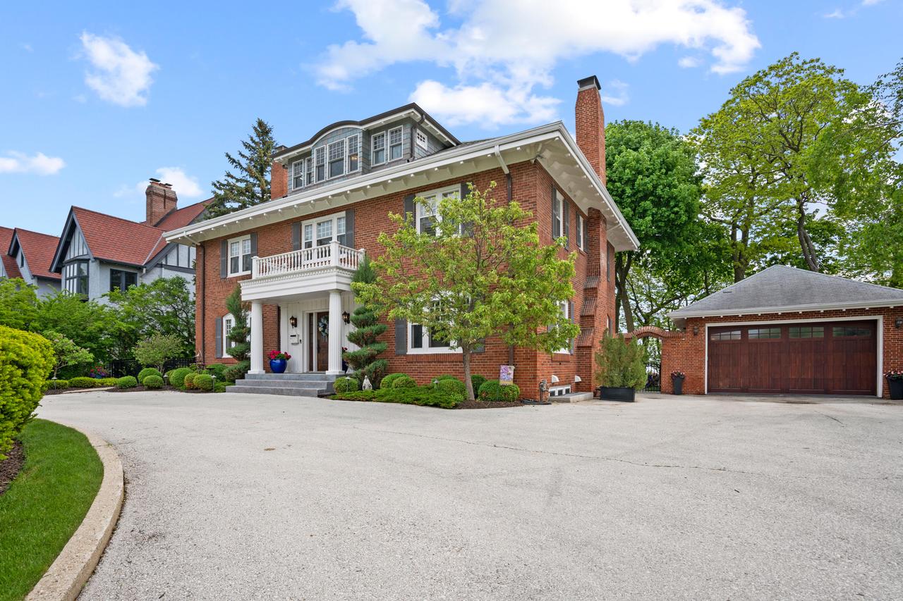 3900 N Lake Dr., Shorewood, WI 53211