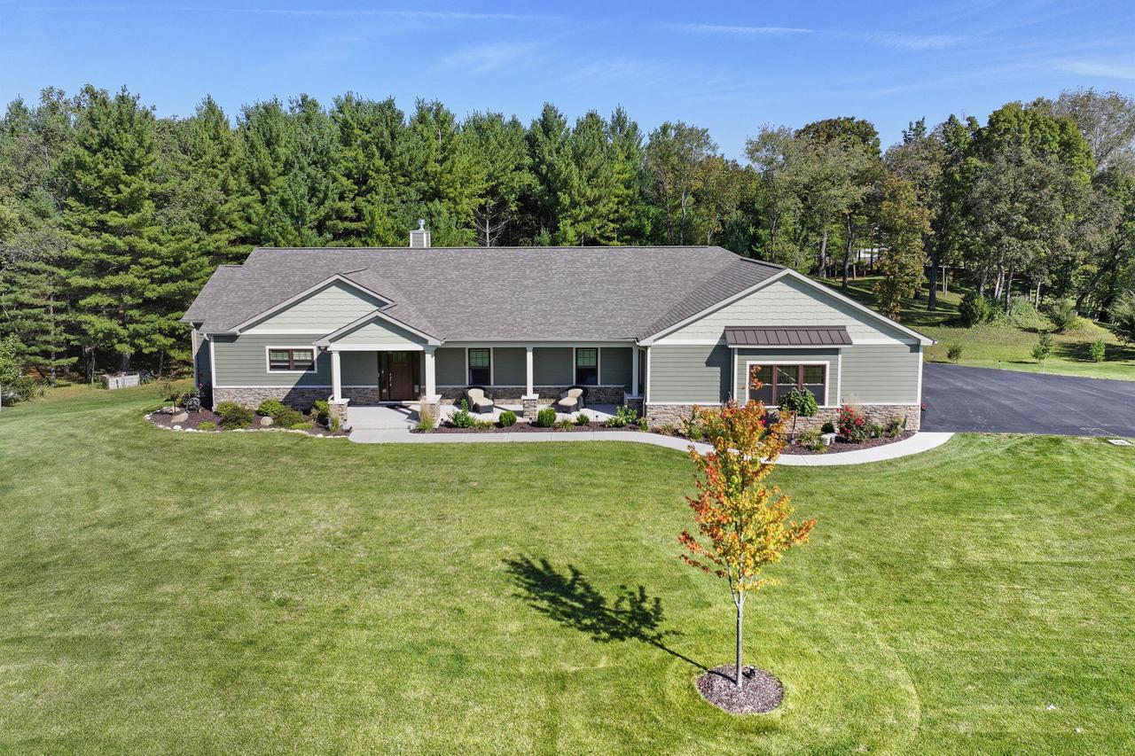 6844 Horseshoe Trl, Burlington, WI 53105