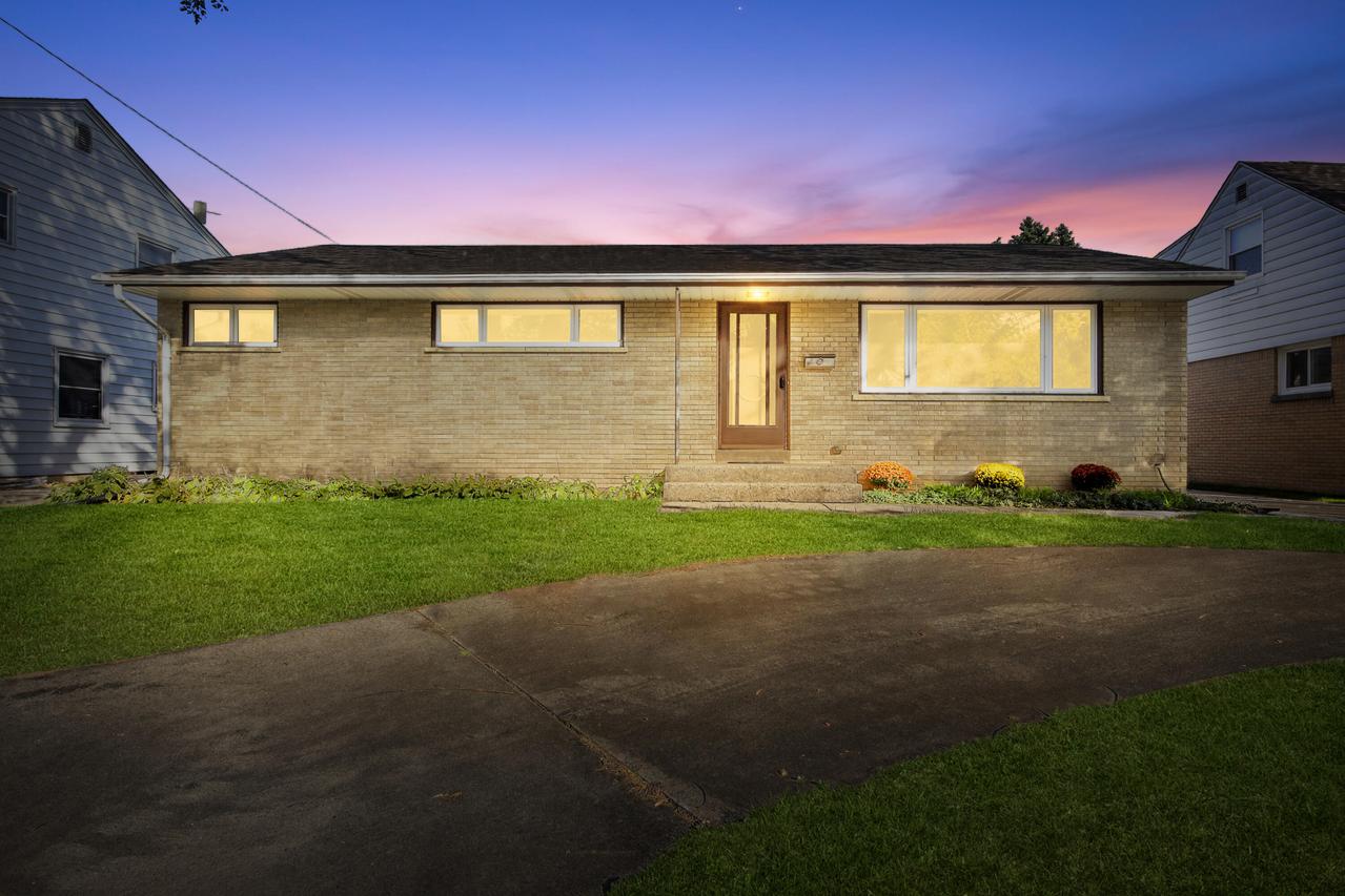 5440 N Navajo Ave, Glendale, WI 53217