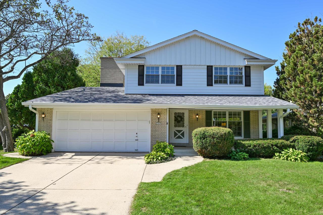 2347 N 100th St, Wauwatosa, WI 53226