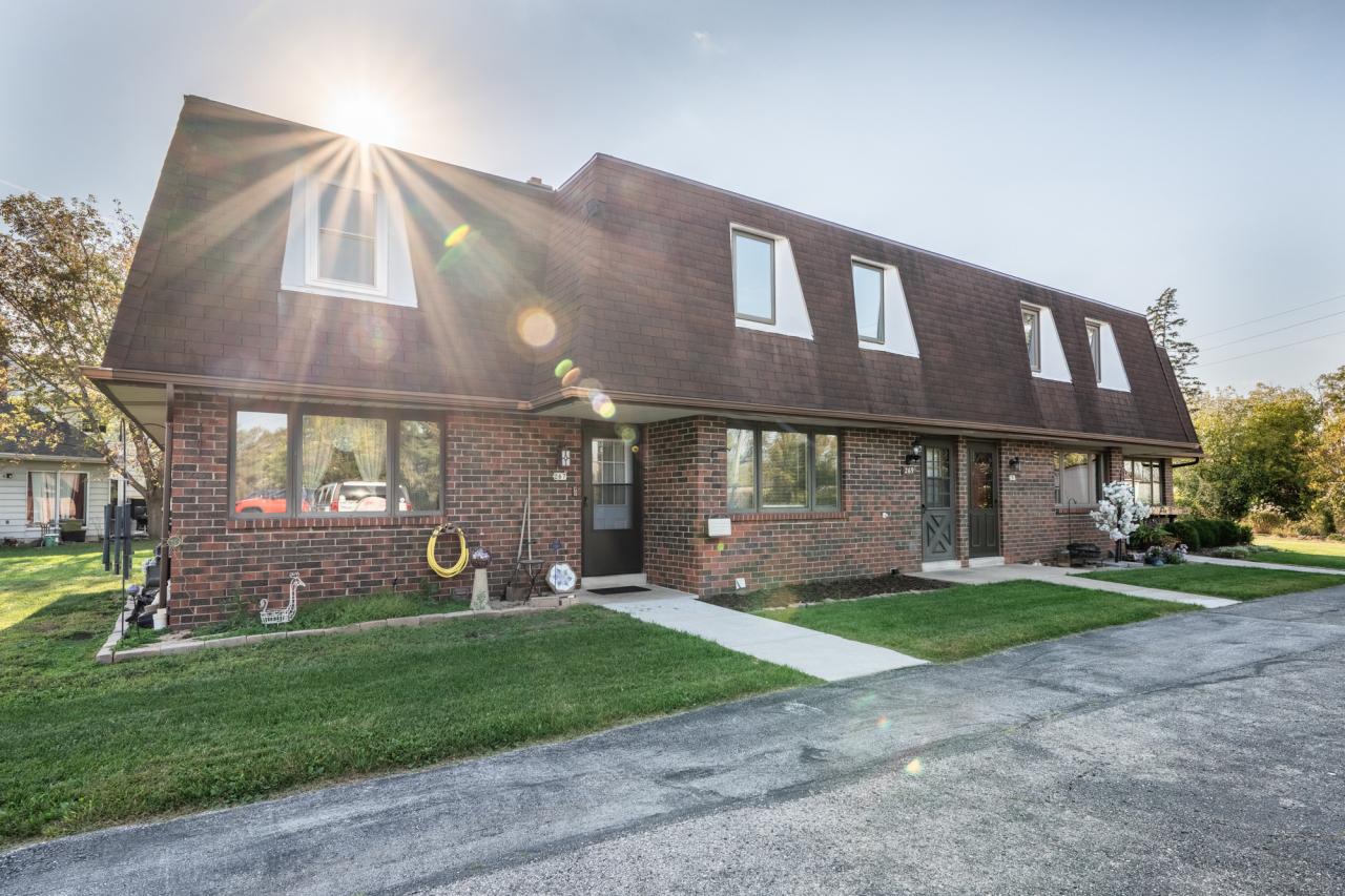 269 Karen Ct, Hartford, WI 53027