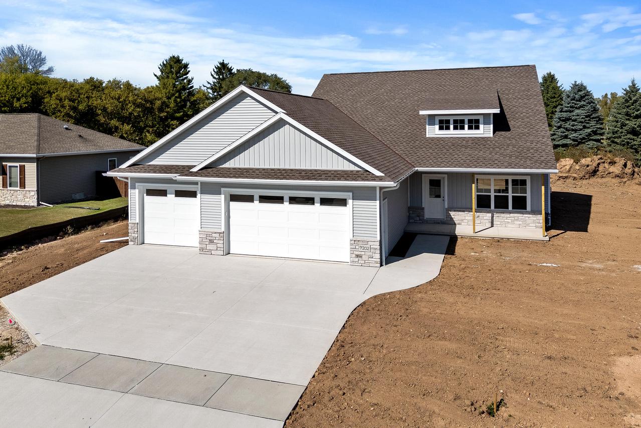 7202 Ridgeway Ln, Manitowoc, WI 54220