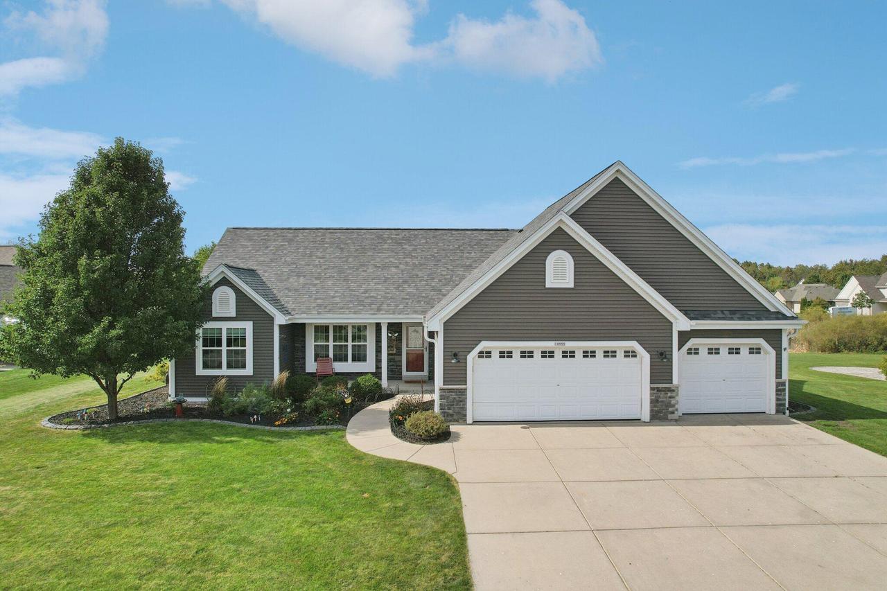 10555 S Singing Lark Ct, Oak Creek, WI 53154