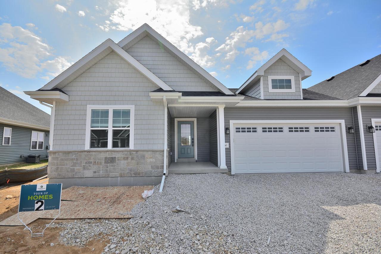 997 Elderberry Rd, Oconomowoc, WI 53066