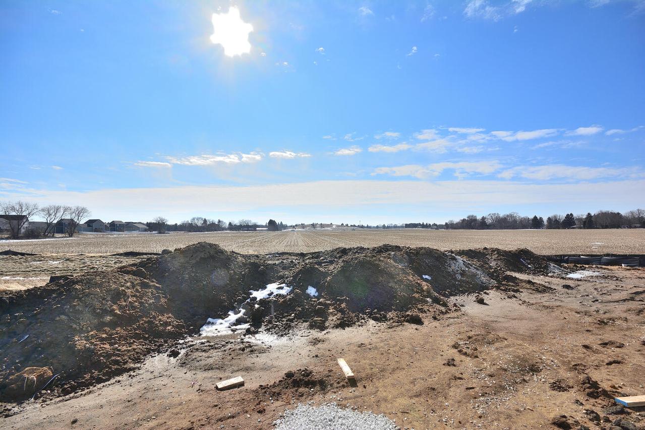 997 Elderberry Rd, Oconomowoc, WI 53066