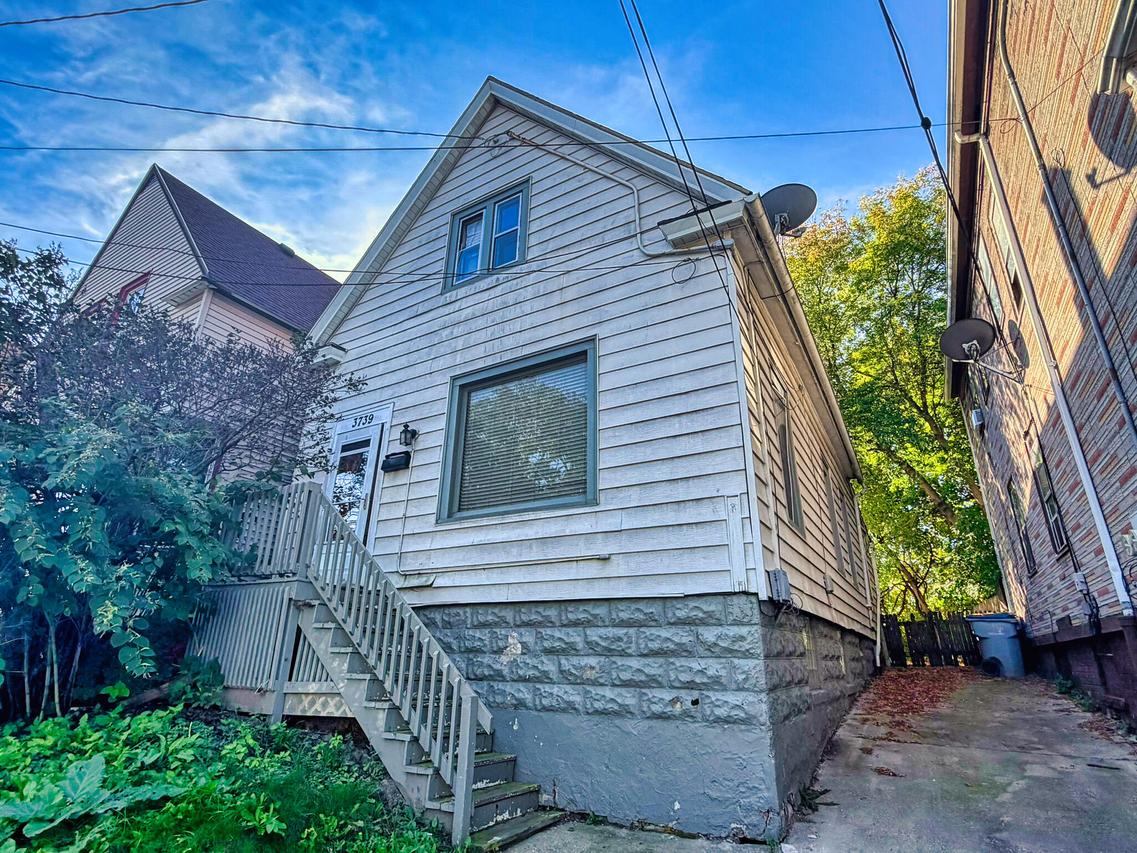 3739 W Kilbourn Ave, Milwaukee, WI 53208