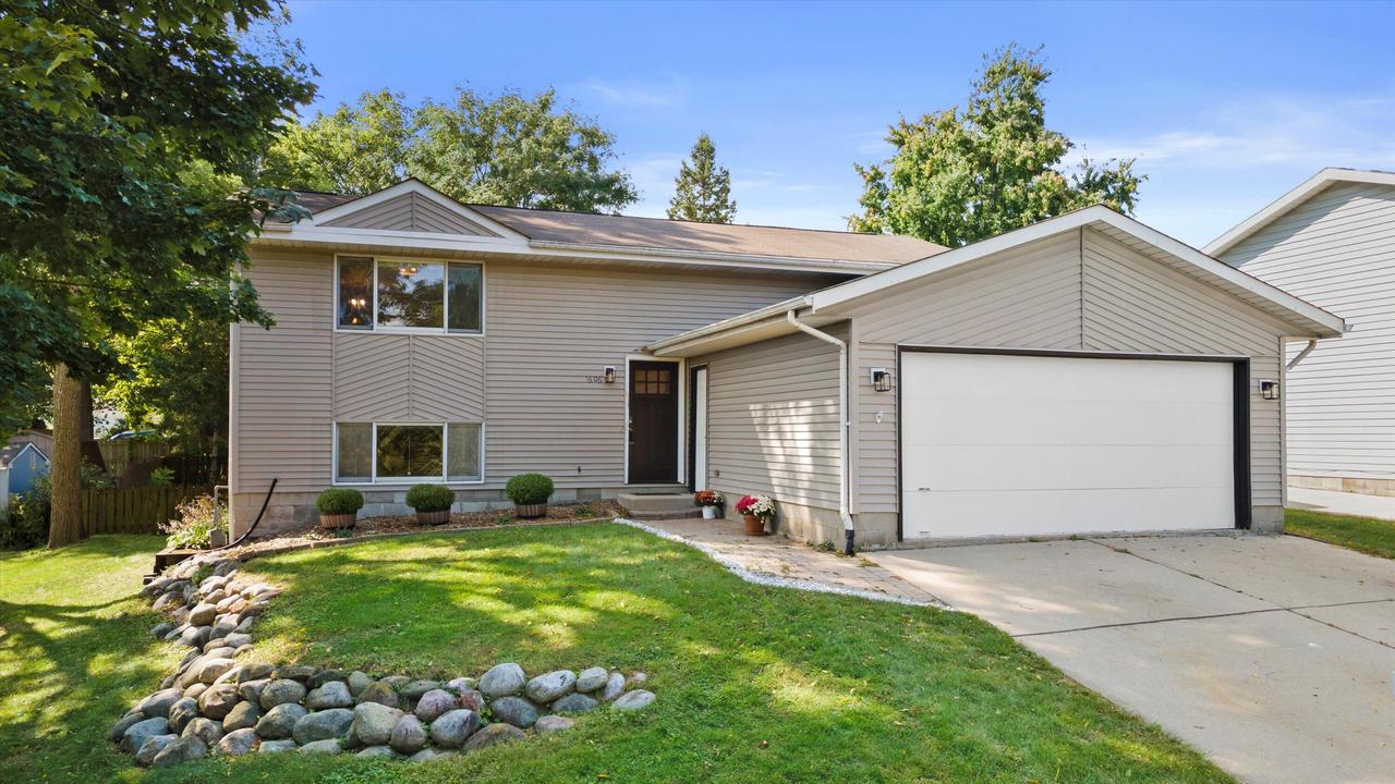 1606 Pleasant View, Waukesha, WI 53188