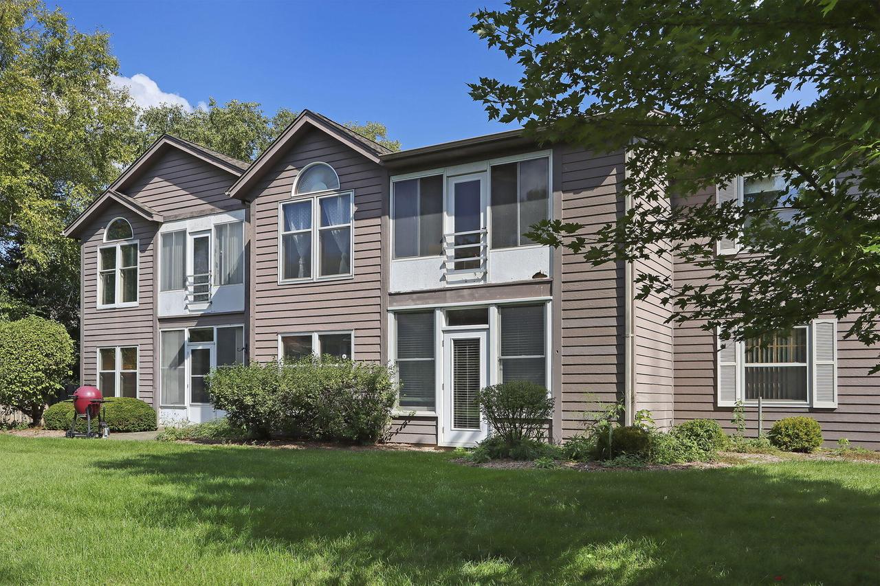 945 Crestwood Dr #2C, Burlington, WI 53105
