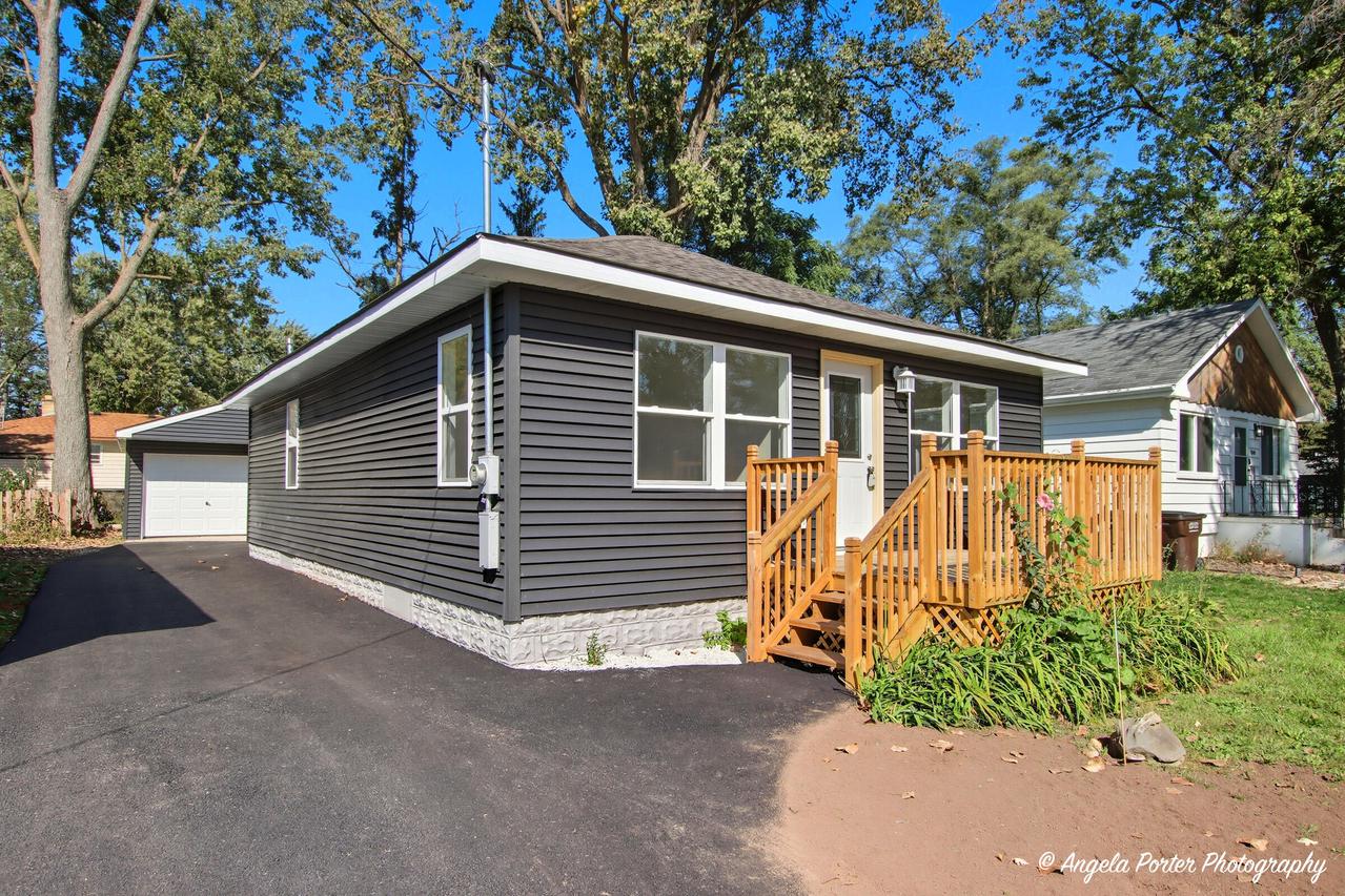 W1044 Florence Rd, Genoa City, WI 53128
