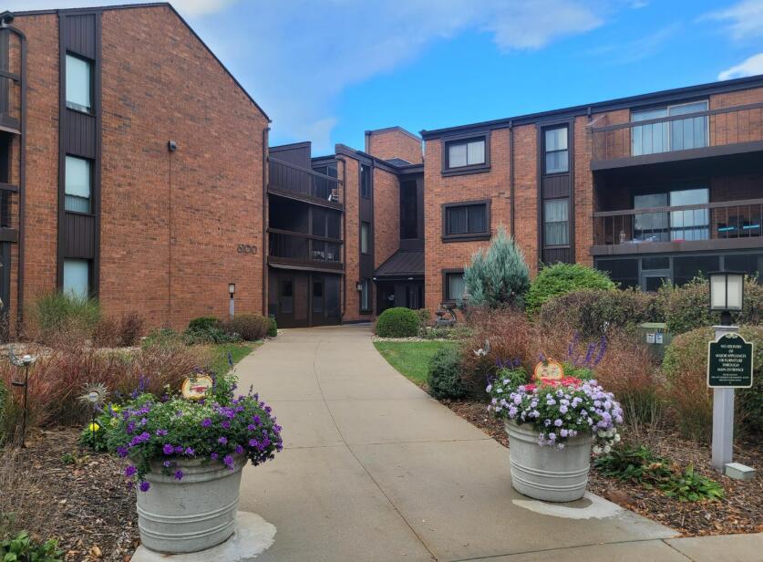 6100 W Stonehedge Dr #320, Greenfield, WI 53221